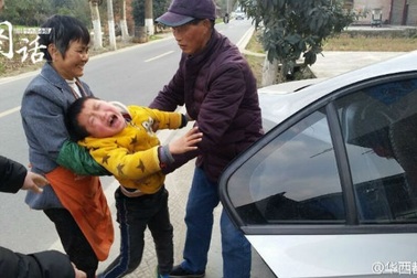 Bé trai 7 tuổi gào khóc cầu xin mẹ đừng đi làm sau nghỉ Tết
