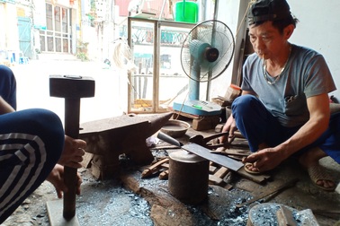 Cận Tết, làng rèn Đa Sỹ rộn tiếng đe, búa