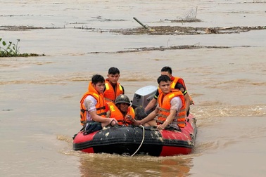 Lũ lên quá nhanh khiến 8 người mắc kẹt giữa sông Trà Khúc