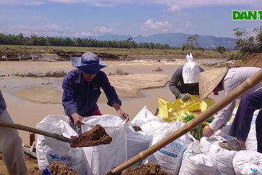 Hàng trăm người đắp lại bờ sông bị sạt lở