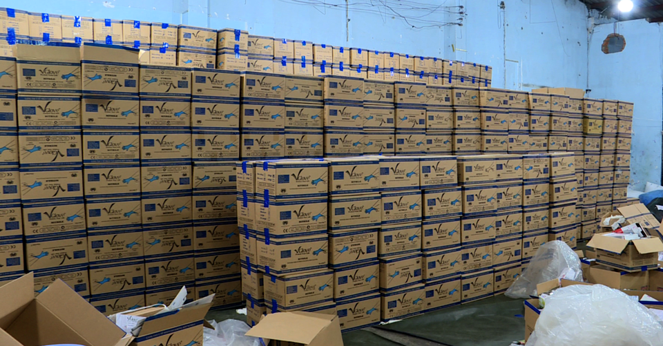 Cận cảnh hàng triệu găng tay y tế giả tại TPHCM - 9 Cận cảnh hàng triệu găng tay y tế giả tại TPHCM - 9