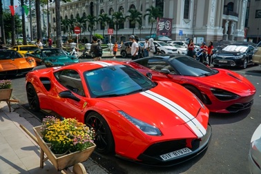 Dàn siêu xe triệu đô cùng nhau xuống phố