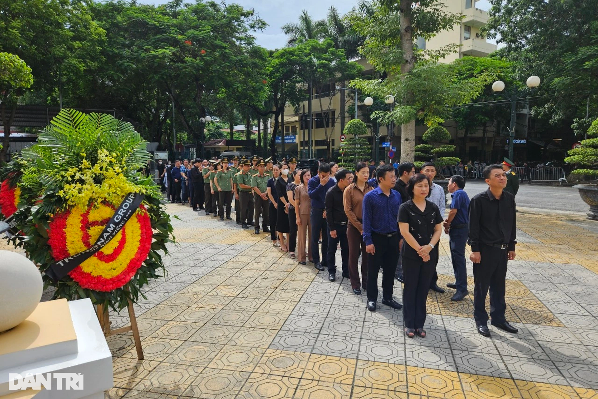 Nhiều đoàn người nối nhau chờ vào viếng Phó Thủ tướng Lê Văn Thành - 13 Nhiều đoàn người nối nhau chờ vào viếng Phó Thủ tướng Lê Văn Thành - 13