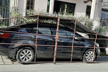 Làm "chuồng cọp" cho ô tô ở góc đường, chủ xe nhận nhiều ý kiến trái chiều