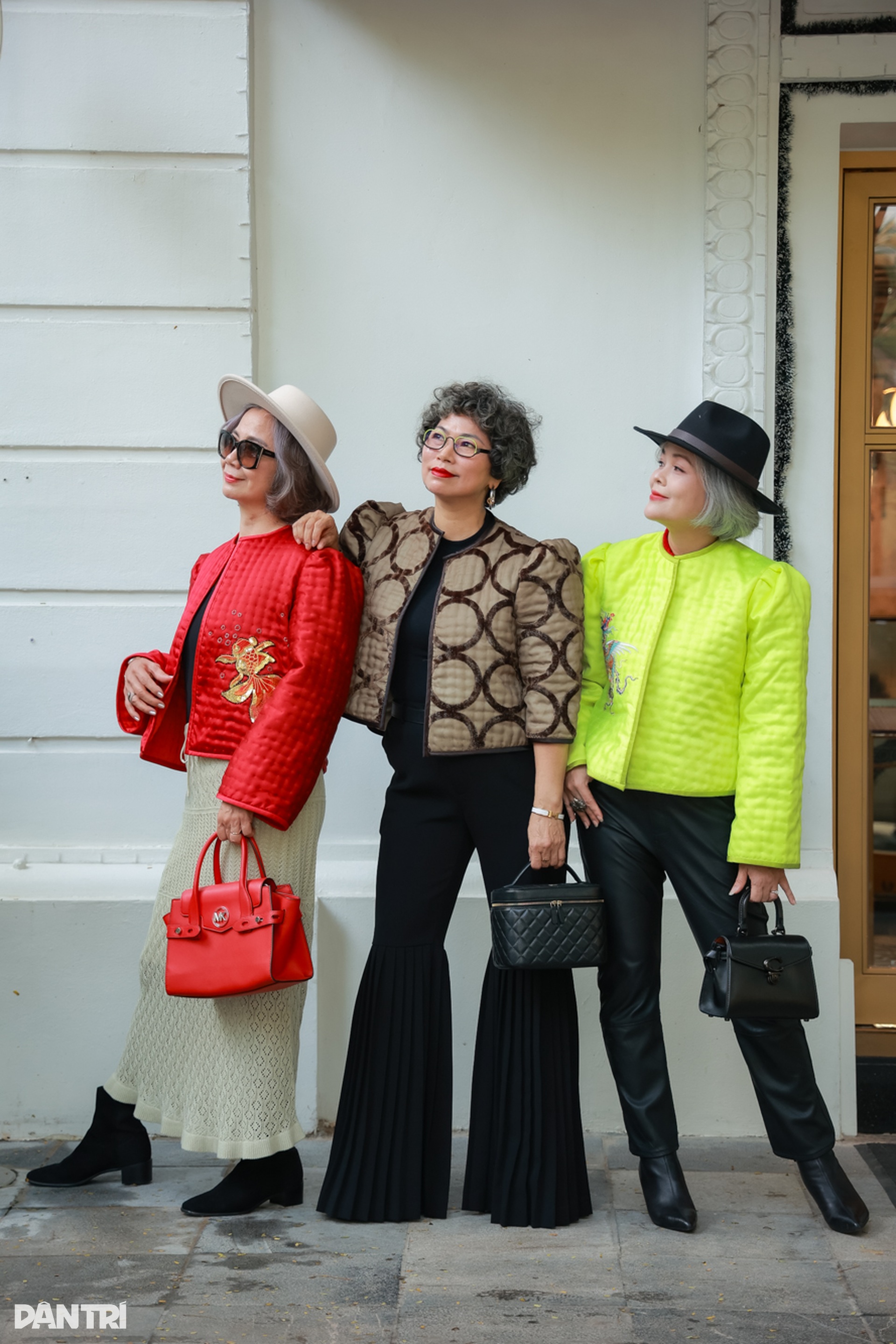 Eine silberhaarige Dame aus Hanoi trägt ein gestepptes Hemd und spielt mit einer Designerhandtasche im Wert von Hunderten Millionen Dong - 14 Quý cô tóc bạc Hà Nội diện áo chần bông, chơi túi hàng hiệu trăm triệu đồng - 14