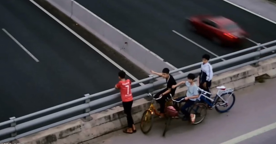 Bốn học sinh ném đá vỡ kính ô tô trên cao tốc Hà Nội - Hải Phòng - 2 Bốn học sinh ném đá vỡ kính ô tô trên cao tốc Hà Nội - Hải Phòng - 2