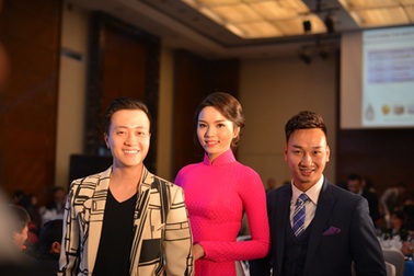 Hoa hậu Việt Nam 2014 xuất hiện rạng rỡ tại Hà Nội