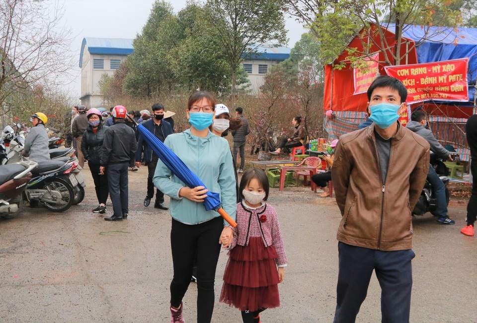 Người dân nô nức rước nàng xuân về nhà khi dịch Covid-19 được khống chế - 2 Người dân nô nức rước nàng xuân về nhà khi dịch Covid-19 được khống chế - 2
