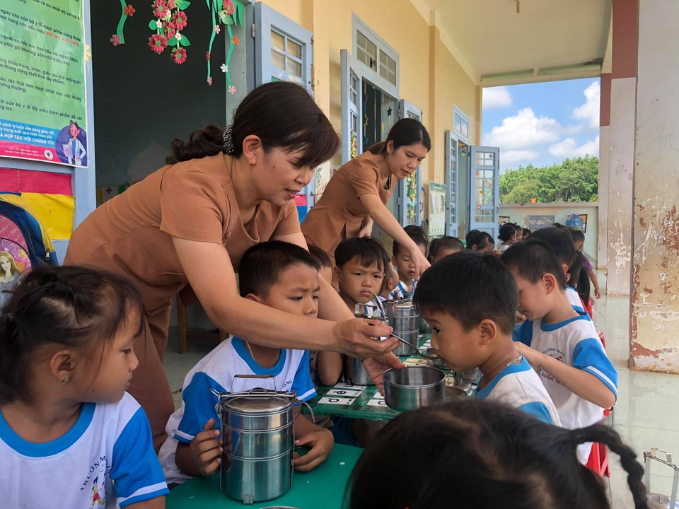 Cả năm giữ chân học trò vùng biên nhờ bữa cơm có thịt, cá - 2 Cả năm giữ chân học trò vùng biên nhờ bữa cơm có thịt, cá - 2