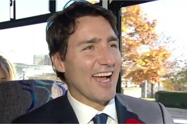 Thủ tướng đẹp trai của Canada đi xe buýt tới Quốc hội