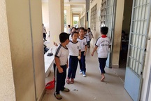 Họp khẩn về vụ “cô giáo quỳ gối”: Hiệu trưởng xin từ chức