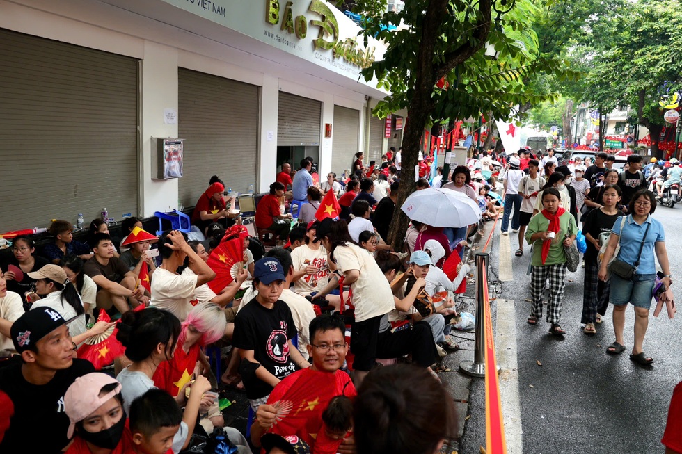 Muôn kiểu giữ chỗ đẹp xem diễu binh: Ôm sách học bài, chia ca về tắm