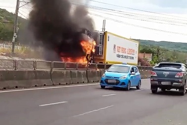 Xe container cháy ngùn ngụt trên quốc lộ