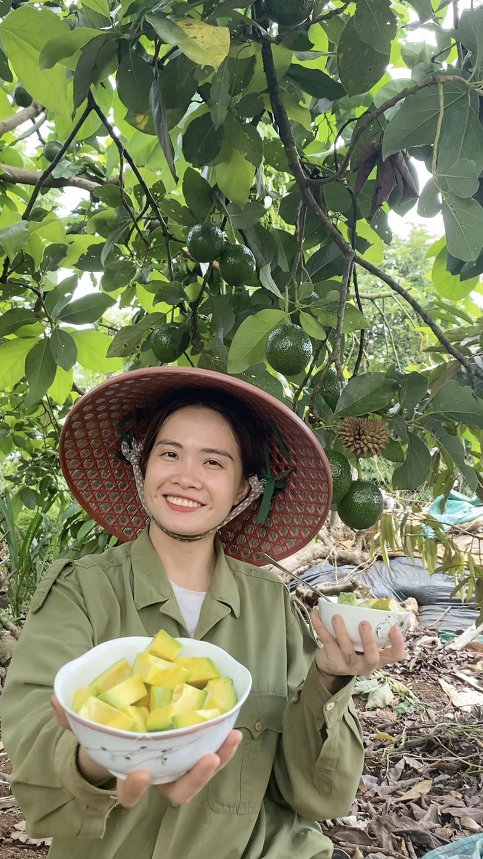 Rời TPHCM về quê vì dịch bệnh, cô gái trẻ gây sốt với loạt video làm vườn - 3 Rời TPHCM về quê vì dịch bệnh, cô gái trẻ gây sốt với loạt video làm vườn - 3