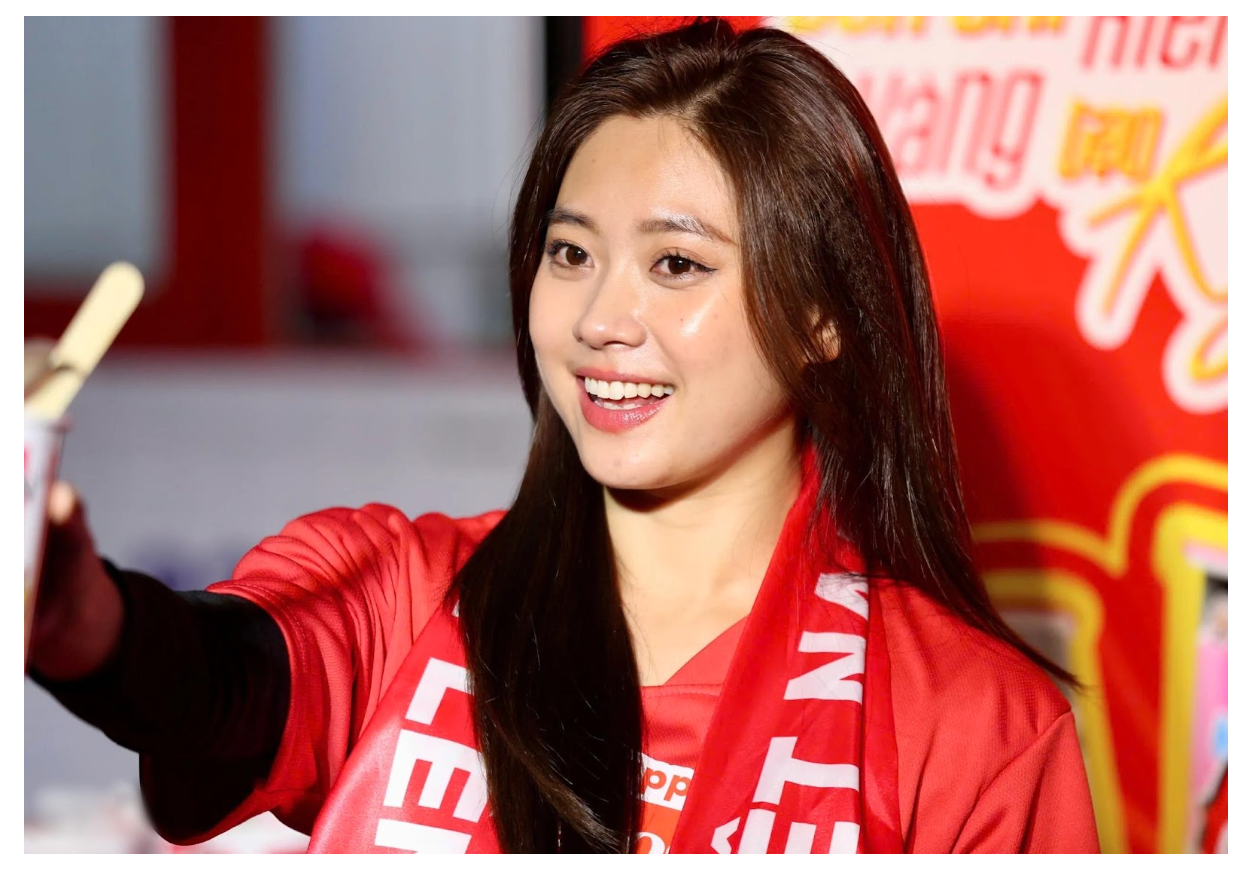 Penampilan cantik MC olahraga wanita ini menarik perhatian di media sosial - 1 Nhan sắc xinh đẹp của nữ MC thể thao gây chú ý trên mạng xã hội - 1
