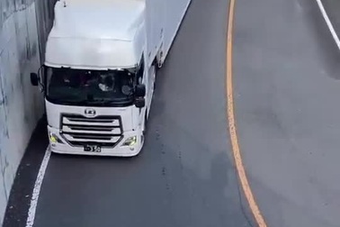 Tài xế container điều khiển xe mượt mà ở góc cua hẹp