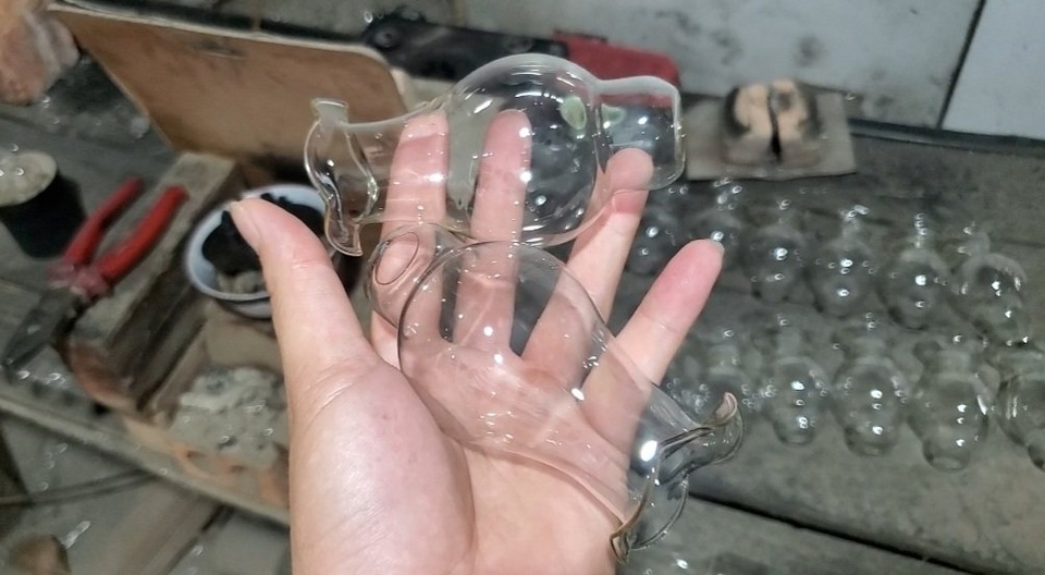 Kiếm hàng chục triệu đồng mỗi tháng từ nghề... thổi, cuốn thủy tinh - 7 Kiếm hàng chục triệu đồng mỗi tháng từ nghề... thổi, cuốn thủy tinh - 7
