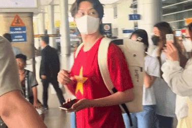 Ca sĩ thần tượng xứ Hàn mặc áo cờ đỏ sao vàng đến Việt Nam được fan vây kín