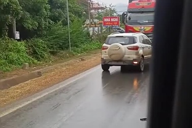 Hàng loạt xe bị đẩy lùi vì chạy kiểu khôn lỏi