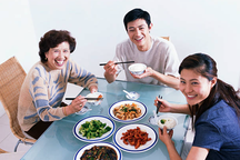 Mẹ chồng tai quái bỗng thương con dâu nhờ một động thái của con trai