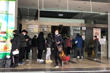 Hà Nội "bùng nổ" F0, kit test cháy hàng, dân chờ cả tiếng không mua được