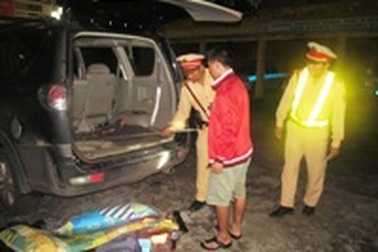 Phát hiện xe ô tô ém nhiều hung khí, biển số giả