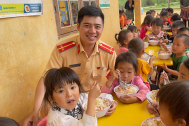 Người chiến sĩ công an Mộc Châu cùng dân nuôi 1.878 em nhỏ