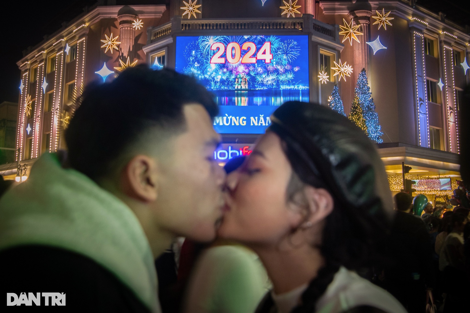 Khoảnh khắc người dân trên cả nước hân hoan đón chào năm mới 2024 - 6