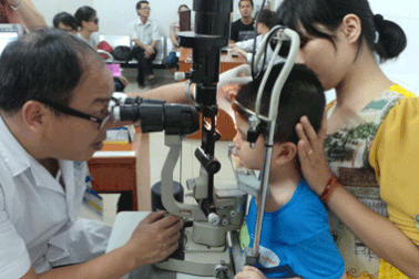 Trẻ em dễ bị biến chứng viêm kết mạc vì đau mắt đỏ