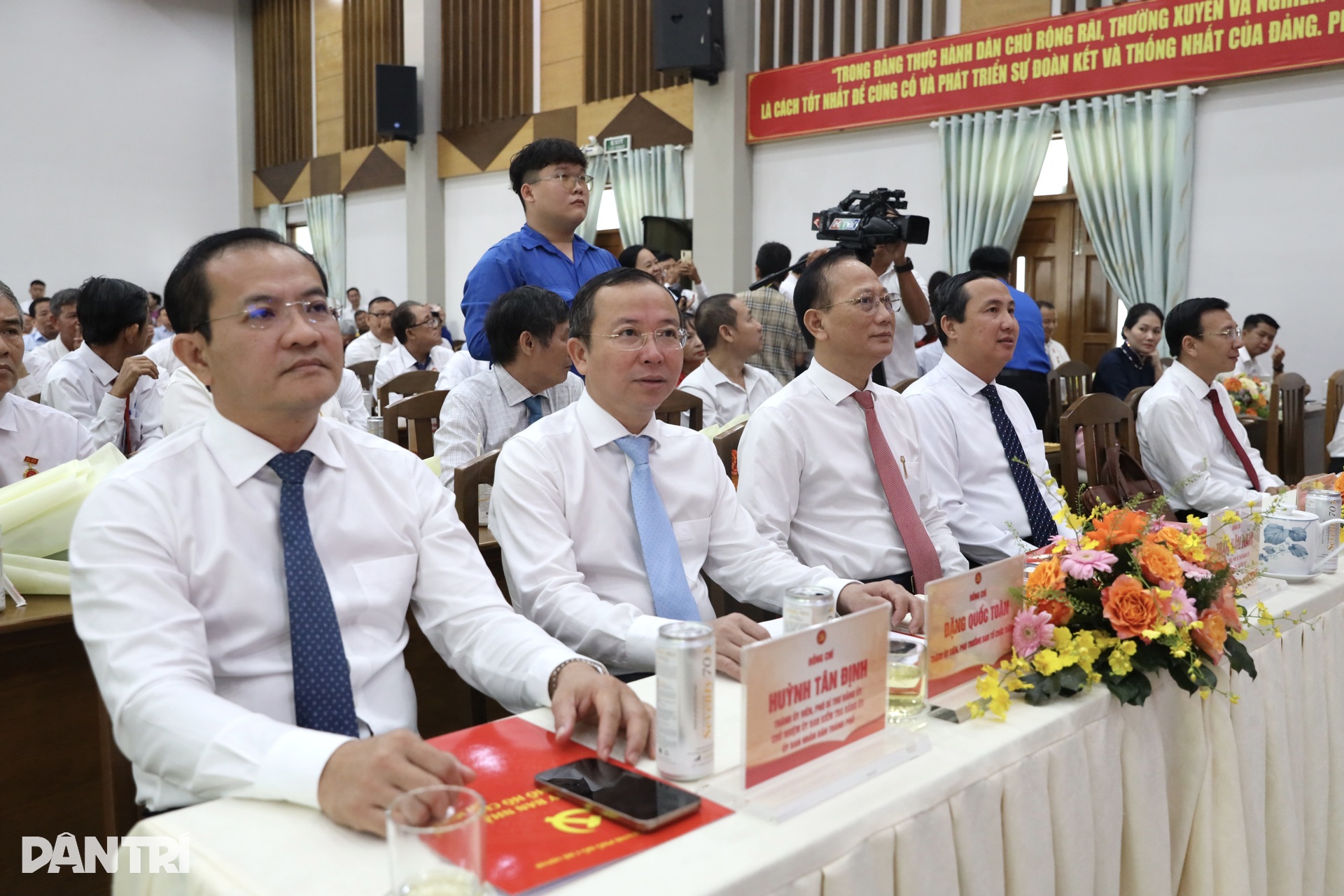 Đảng bộ UBND TPHCM trao Huy hiệu Đảng cho 66 đảng viên - 1 Đảng bộ UBND TPHCM trao Huy hiệu Đảng cho 66 đảng viên - 1