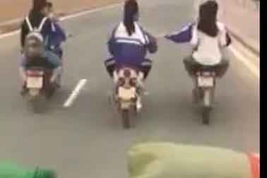 Học sinh đi xe dàn hàng ngang trước mũi xe ô tô