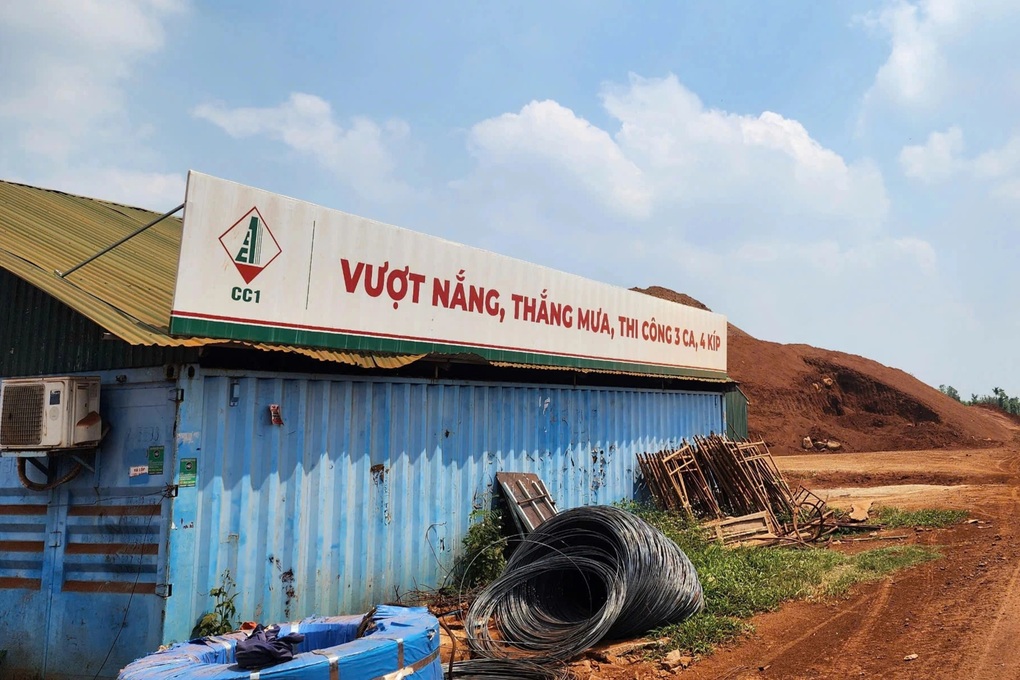 Nhà thầu hô hào vượt nắng, thắng mưa nhưng thi công quá ì ạch - 1
