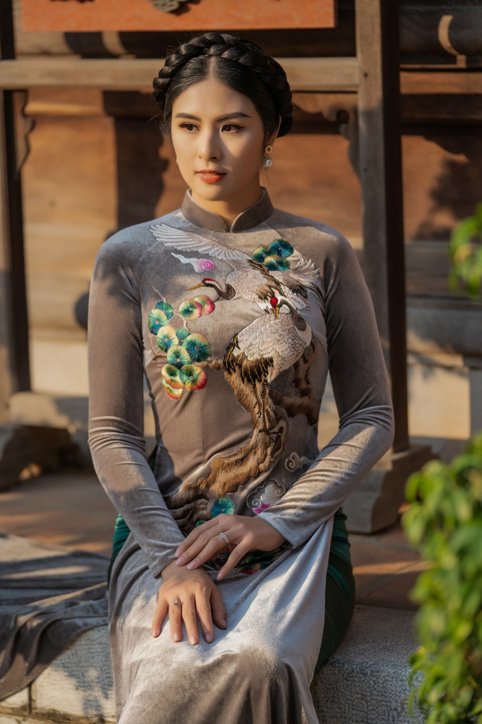 Hoa hậu Ngọc Hân mặc áo dài, dạo Văn Miếu ngày đầu năm - 16 Hoa hậu Ngọc Hân mặc áo dài, dạo Văn Miếu ngày đầu năm - 16