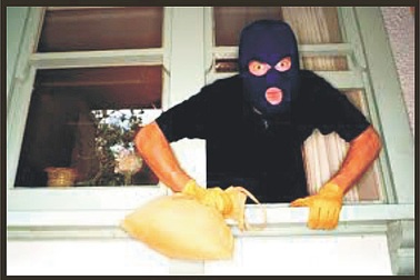 Nam sinh lớp 9 nghi bịt mặt, đeo găng tay trộm tiệm vàng