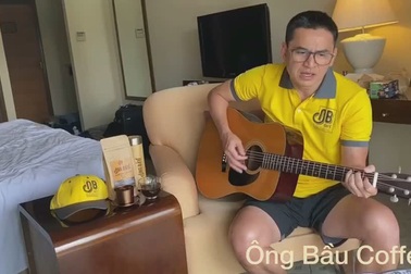 HLV Kiatisuk trổ tài hát tiếng Việt trong khu cách ly