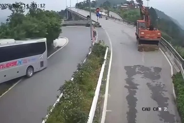 Xe khách suýt lao xuống vực vì tài xế ôm cua ẩu