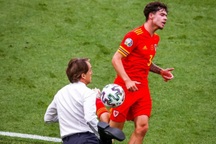 HLV Roberto Mancini gây sốt với pha xử lý bóng tinh tế bên đường biên