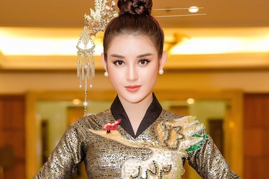 Huyền My gây sững sờ khi xuất hiện với phong cách đậm chất "kiếm hiệp"