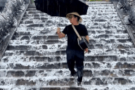 Đến Huế gặp mưa to như thác chảy, chàng trai biến luôn thành video gây sốt