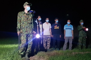 Hiệu trưởng, giáo viên "sáng lên lớp, tối tuần tra" ngăn giặc Covid-19