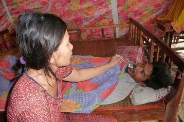 Người vợ 10 năm lột vỏ tôm khốn khổ dành sự sống cho chồng 