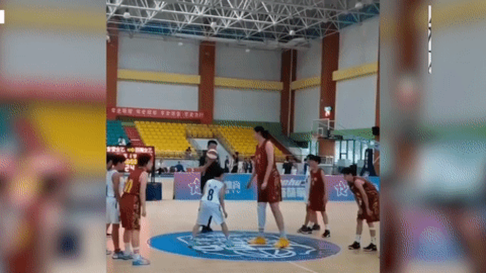 Xem cô gái 14 tuổi cao... 2,26 m chơi bóng rổ cùng bạn - 1