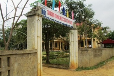 Cắt tiền đứng lớp của hàng trăm GV: Trường nói có, huyện bảo không