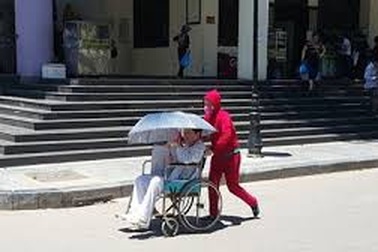 Bộ Y tế yêu cầu chống nắng, cung cấp nước uống miễn phí cho bệnh nhân