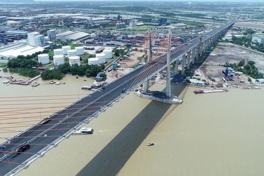 Chưa thể thảm lại mặt cầu Bạch Đằng do trời mưa