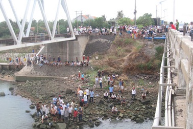 Đang đi xe bất ngờ nhảy xuống sông tự vẫn