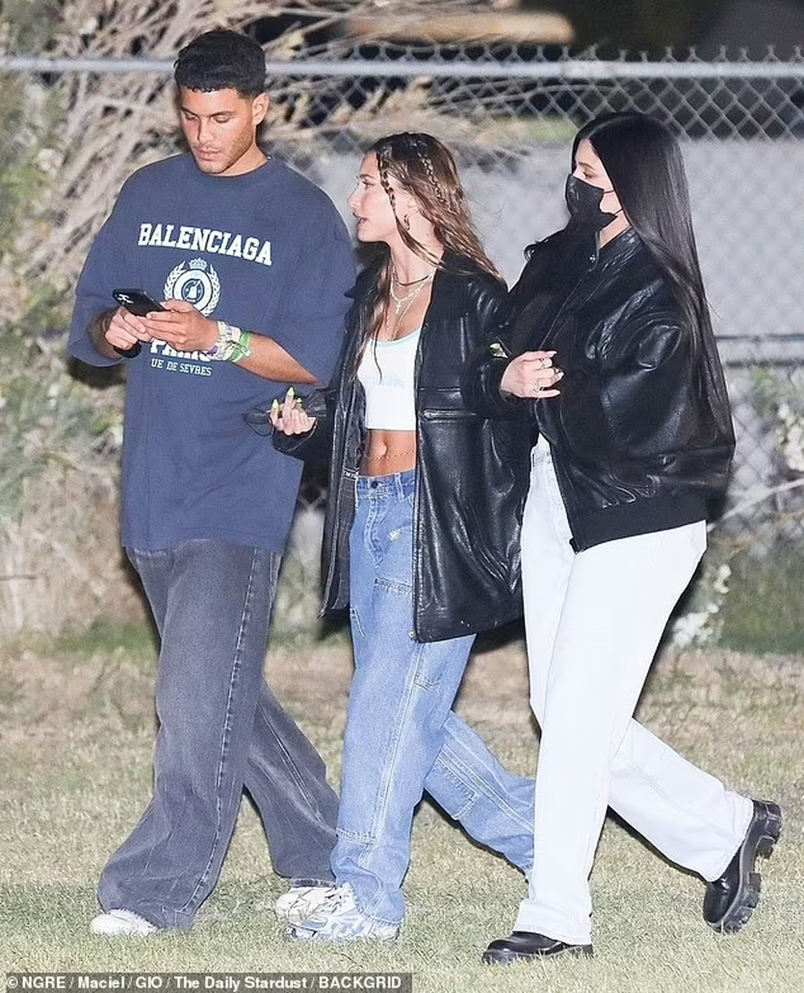 Leonardo DiCaprio đeo khẩu trang đi xem ca nhạc cùng bồ kém 23 tuổi - 7 Leonardo DiCaprio đeo khẩu trang đi xem ca nhạc cùng bồ kém 23 tuổi - 7