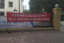 Giăng băng rôn ở Bộ Công Thương để kiến nghị bỏ Thông tư 20