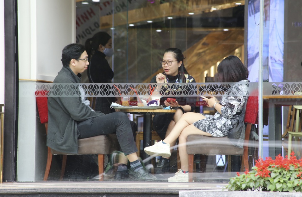 Hàng loạt quán ăn, quán cà phê đông khách trở lại: Ít người đeo khẩu trang - 10 Hàng loạt quán ăn, quán cà phê đông khách trở lại: Ít người đeo khẩu trang - 10