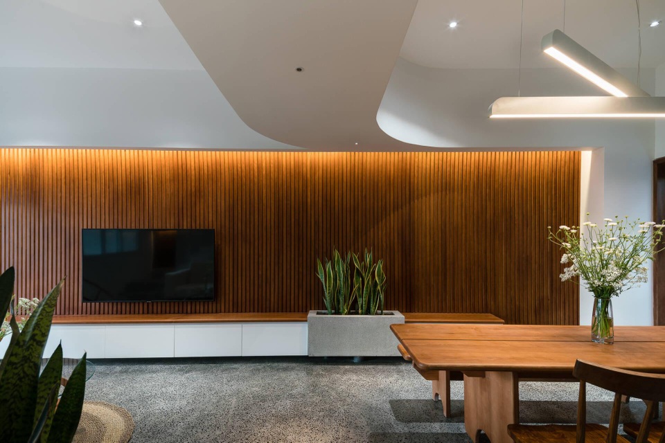 Nhà mang phong cách Thụy Điển ngập ánh sáng và cây xanh của vợ chồng trẻ - 5